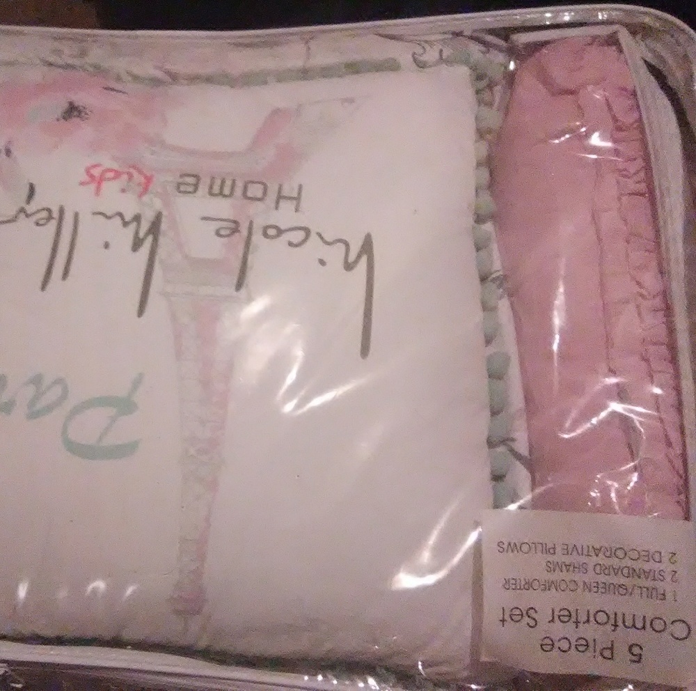 Nicole Miller 5 piece queen comfort set